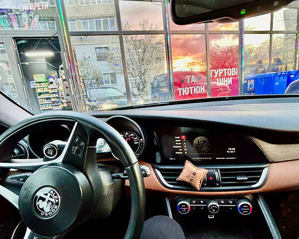 Черный Альфа Ромео Джулия, объемом двигателя 2 л и пробегом 78 тыс. км за 17800 $, фото 3 на Automoto.ua