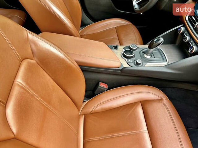 Черный Альфа Ромео Джулия, объемом двигателя 2 л и пробегом 78 тыс. км за 17800 $, фото 9 на Automoto.ua