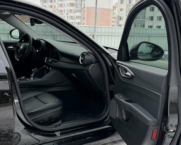 Чорний Альфа Ромео Джулія, об'ємом двигуна 2 л та пробігом 63 тис. км за 20900 $, фото 42 на Automoto.ua