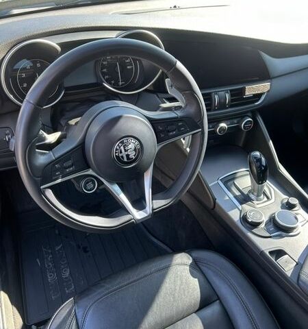 Чорний Альфа Ромео Джулія, об'ємом двигуна 2 л та пробігом 157 тис. км за 19500 $, фото 11 на Automoto.ua