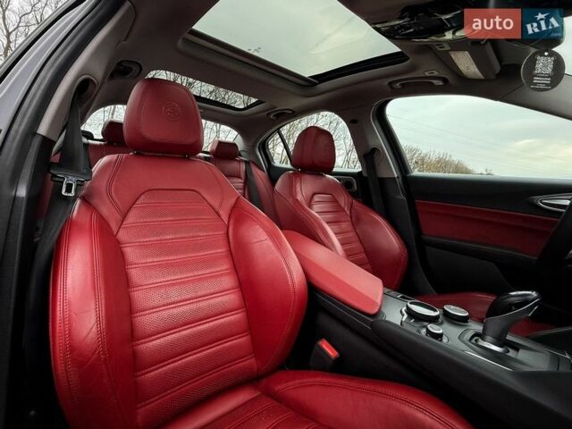 Чорний Альфа Ромео Джулія, об'ємом двигуна 2 л та пробігом 67 тис. км за 20300 $, фото 38 на Automoto.ua