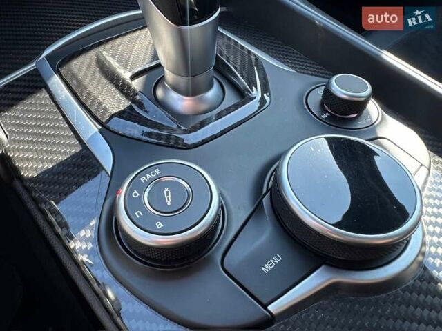 Чорний Альфа Ромео Джулія, об'ємом двигуна 2.9 л та пробігом 63 тис. км за 38500 $, фото 41 на Automoto.ua