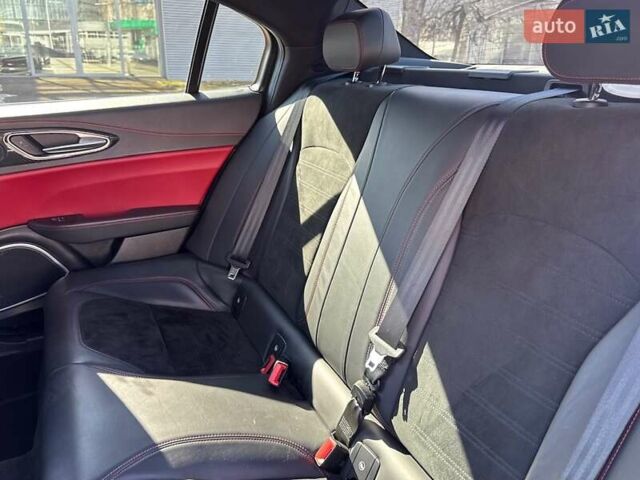 Чорний Альфа Ромео Джулія, об'ємом двигуна 2.9 л та пробігом 63 тис. км за 38500 $, фото 58 на Automoto.ua