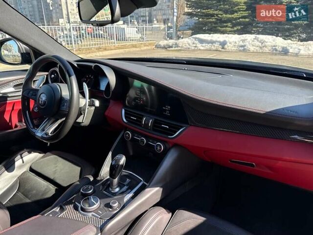 Чорний Альфа Ромео Джулія, об'ємом двигуна 2.9 л та пробігом 63 тис. км за 38500 $, фото 66 на Automoto.ua