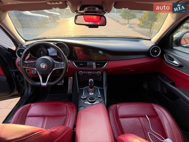 Чорний Альфа Ромео Джулія, об'ємом двигуна 2 л та пробігом 58 тис. км за 18500 $, фото 9 на Automoto.ua