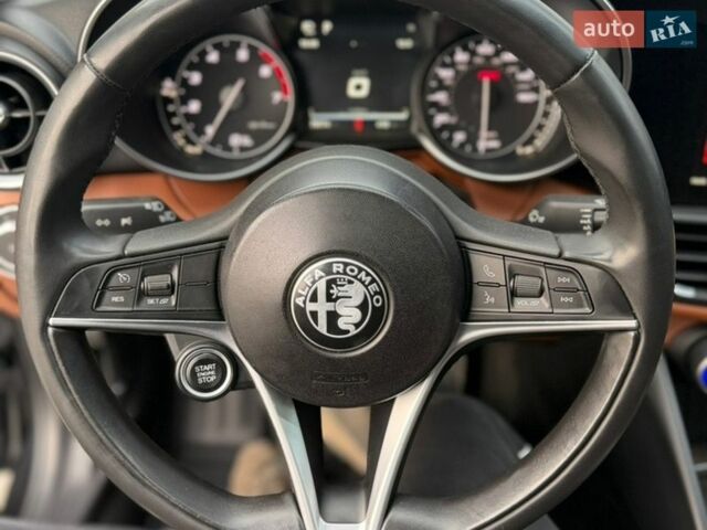 Черный Альфа Ромео Джулия, объемом двигателя 2 л и пробегом 80 тыс. км за 17000 $, фото 21 на Automoto.ua