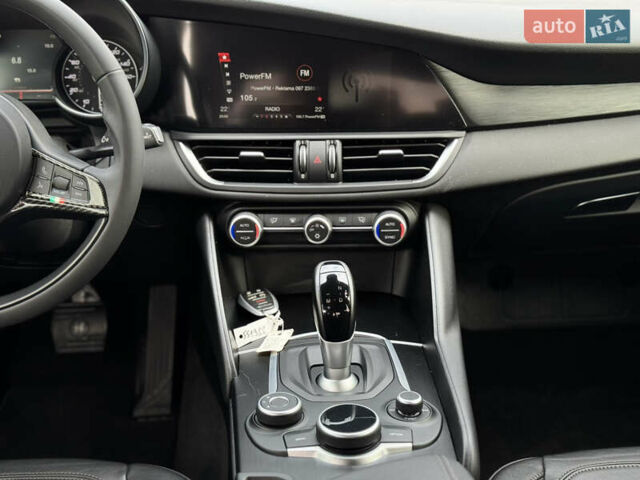 Черный Альфа Ромео Джулия, объемом двигателя 2 л и пробегом 58 тыс. км за 19999 $, фото 11 на Automoto.ua