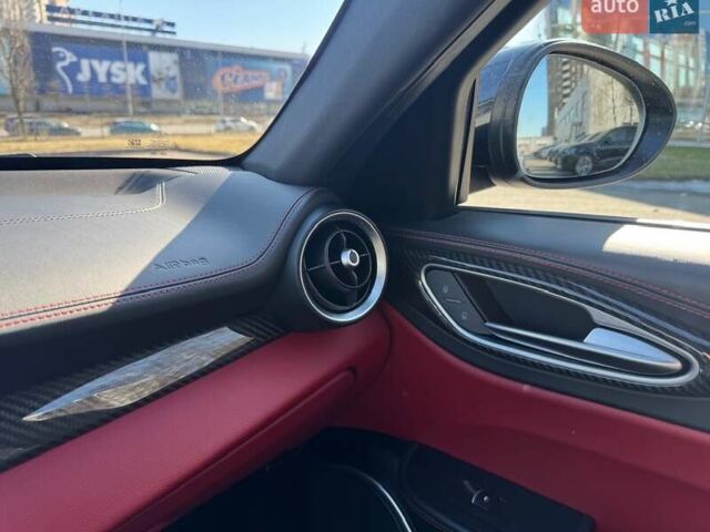 Чорний Альфа Ромео Джулія, об'ємом двигуна 2.9 л та пробігом 63 тис. км за 38500 $, фото 56 на Automoto.ua