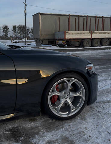 Черный Альфа Ромео Джулия, объемом двигателя 2 л и пробегом 114 тыс. км за 18700 $, фото 1 на Automoto.ua