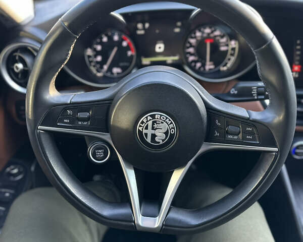 Черный Альфа Ромео Джулия, объемом двигателя 2 л и пробегом 78 тыс. км за 17500 $, фото 30 на Automoto.ua