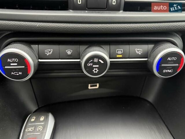 Чорний Альфа Ромео Джулія, об'ємом двигуна 2 л та пробігом 62 тис. км за 20500 $, фото 47 на Automoto.ua