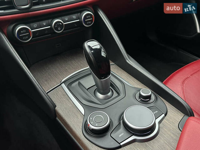 Чорний Альфа Ромео Джулія, об'ємом двигуна 2 л та пробігом 112 тис. км за 18800 $, фото 12 на Automoto.ua