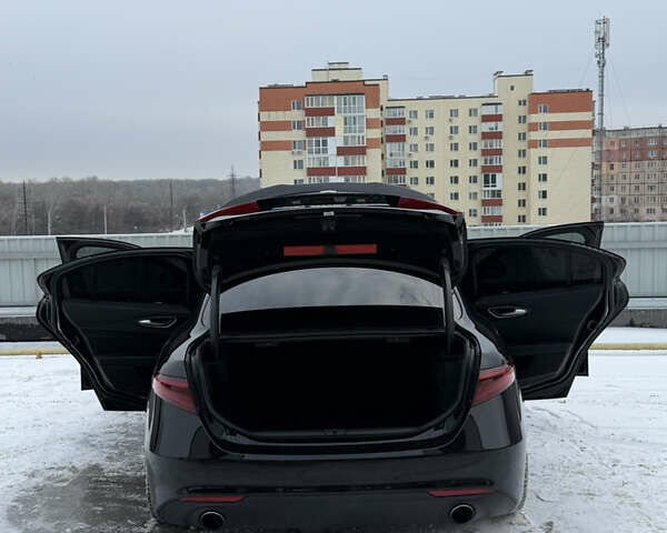 Чорний Альфа Ромео Джулія, об'ємом двигуна 2 л та пробігом 63 тис. км за 20900 $, фото 39 на Automoto.ua