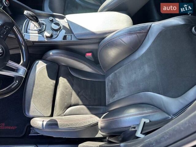 Чорний Альфа Ромео Джулія, об'ємом двигуна 2.9 л та пробігом 63 тис. км за 38500 $, фото 27 на Automoto.ua