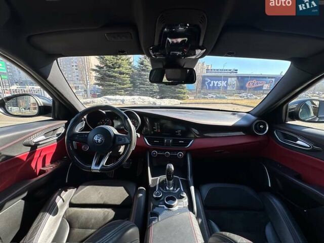 Чорний Альфа Ромео Джулія, об'ємом двигуна 2.9 л та пробігом 63 тис. км за 38500 $, фото 68 на Automoto.ua