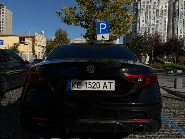 Черный Альфа Ромео Джулия, объемом двигателя 2 л и пробегом 85 тыс. км за 15500 $, фото 1 на Automoto.ua