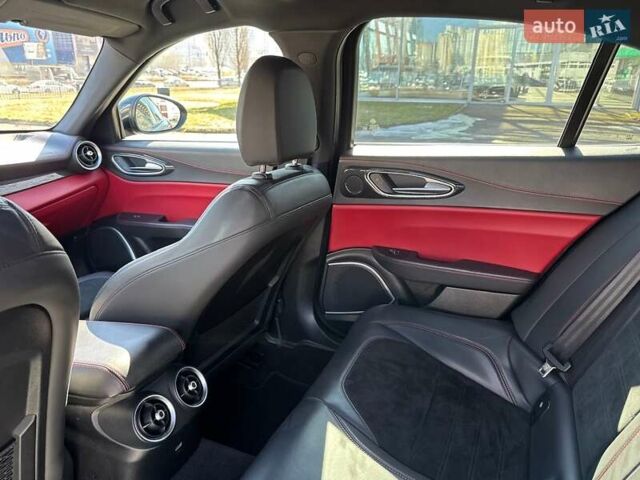 Чорний Альфа Ромео Джулія, об'ємом двигуна 2.9 л та пробігом 63 тис. км за 38500 $, фото 59 на Automoto.ua