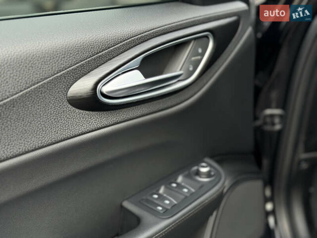 Черный Альфа Ромео Джулия, объемом двигателя 2 л и пробегом 58 тыс. км за 19999 $, фото 8 на Automoto.ua