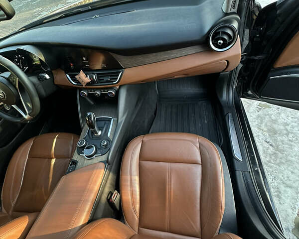 Черный Альфа Ромео Джулия, объемом двигателя 2 л и пробегом 78 тыс. км за 17500 $, фото 26 на Automoto.ua