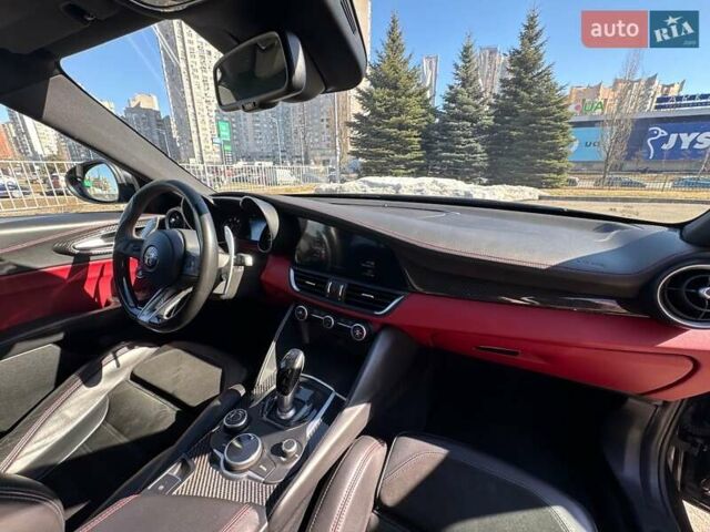 Чорний Альфа Ромео Джулія, об'ємом двигуна 2.9 л та пробігом 63 тис. км за 38500 $, фото 67 на Automoto.ua