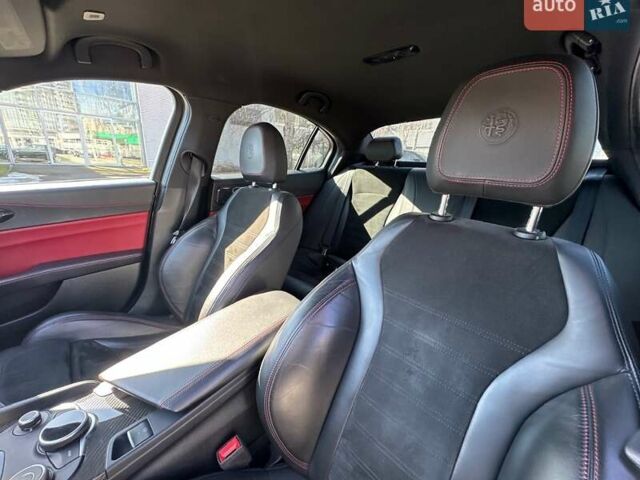 Чорний Альфа Ромео Джулія, об'ємом двигуна 2.9 л та пробігом 63 тис. км за 38500 $, фото 29 на Automoto.ua