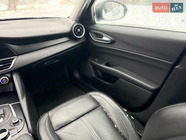 Чорний Альфа Ромео Джулія, об'ємом двигуна 2 л та пробігом 62 тис. км за 20500 $, фото 43 на Automoto.ua