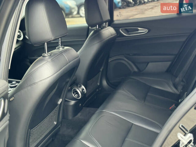 Черный Альфа Ромео Джулия, объемом двигателя 2 л и пробегом 58 тыс. км за 19999 $, фото 14 на Automoto.ua