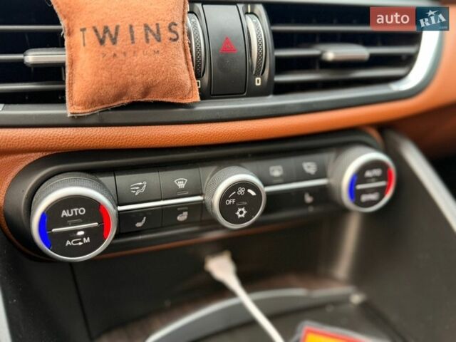 Черный Альфа Ромео Джулия, объемом двигателя 2 л и пробегом 80 тыс. км за 17000 $, фото 23 на Automoto.ua