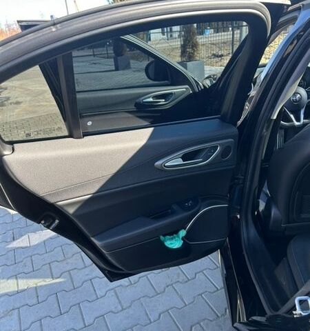 Чорний Альфа Ромео Джулія, об'ємом двигуна 2 л та пробігом 157 тис. км за 19500 $, фото 13 на Automoto.ua