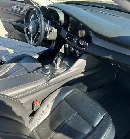 Чорний Альфа Ромео Джулія, об'ємом двигуна 2 л та пробігом 157 тис. км за 19500 $, фото 16 на Automoto.ua