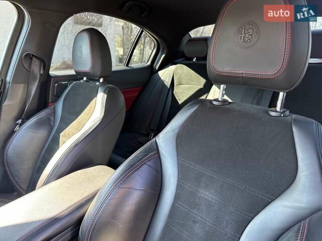 Чорний Альфа Ромео Джулія, об'ємом двигуна 2.9 л та пробігом 63 тис. км за 38500 $, фото 28 на Automoto.ua