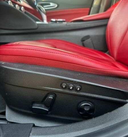 Чорний Альфа Ромео Джулія, об'ємом двигуна 2 л та пробігом 58 тис. км за 18500 $, фото 15 на Automoto.ua