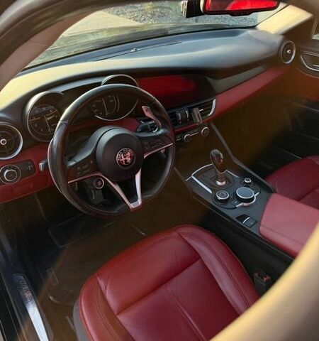 Чорний Альфа Ромео Джулія, об'ємом двигуна 2 л та пробігом 58 тис. км за 18500 $, фото 10 на Automoto.ua