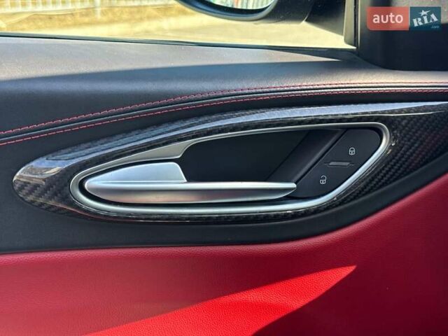 Чорний Альфа Ромео Джулія, об'ємом двигуна 2.9 л та пробігом 63 тис. км за 38500 $, фото 22 на Automoto.ua
