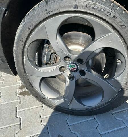 Чорний Альфа Ромео Джулія, об'ємом двигуна 2 л та пробігом 157 тис. км за 19500 $, фото 7 на Automoto.ua