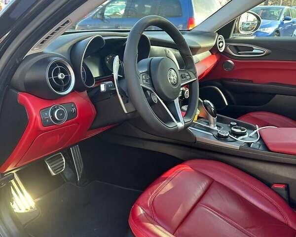 Черный Альфа Ромео Джулия, объемом двигателя 2 л и пробегом 45 тыс. км за 24000 $, фото 10 на Automoto.ua