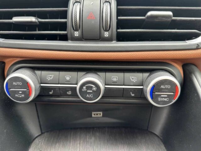 Черный Альфа Ромео Джулия, объемом двигателя 2 л и пробегом 46 тыс. км за 5100 $, фото 10 на Automoto.ua