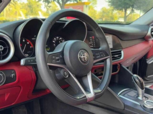 Чорний Альфа Ромео Джулія, об'ємом двигуна 2 л та пробігом 89 тис. км за 10700 $, фото 10 на Automoto.ua