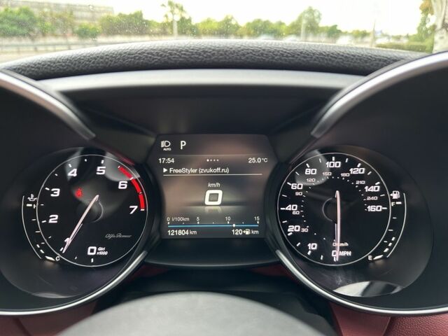 Чорний Альфа Ромео Джулія, об'ємом двигуна 2 л та пробігом 135 тис. км за 17000 $, фото 8 на Automoto.ua