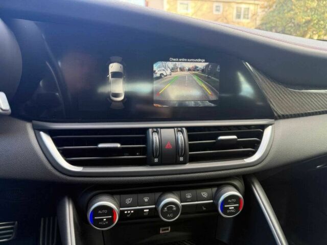 Чорний Альфа Ромео Джулія, об'ємом двигуна 2.9 л та пробігом 44 тис. км за 13500 $, фото 10 на Automoto.ua