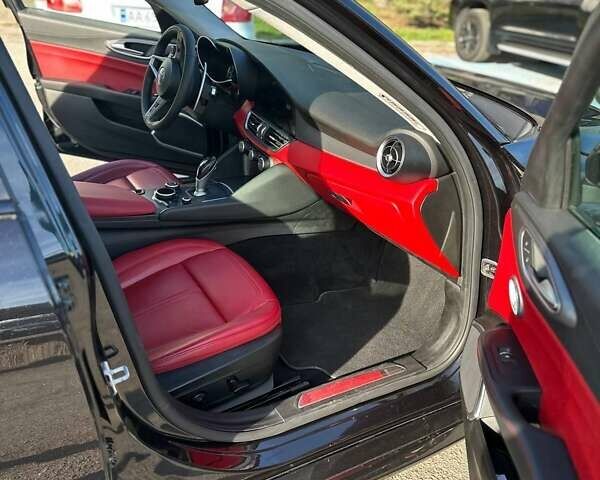 Черный Альфа Ромео Джулия, объемом двигателя 2 л и пробегом 45 тыс. км за 24000 $, фото 13 на Automoto.ua