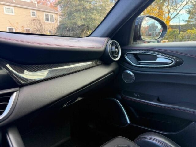 Чорний Альфа Ромео Джулія, об'ємом двигуна 2.9 л та пробігом 44 тис. км за 13500 $, фото 11 на Automoto.ua