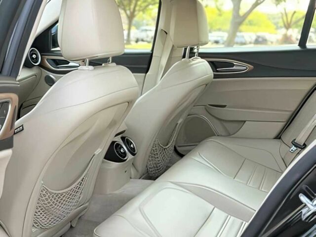 Черный Альфа Ромео Джулия, объемом двигателя 2 л и пробегом 45 тыс. км за 4100 $, фото 12 на Automoto.ua