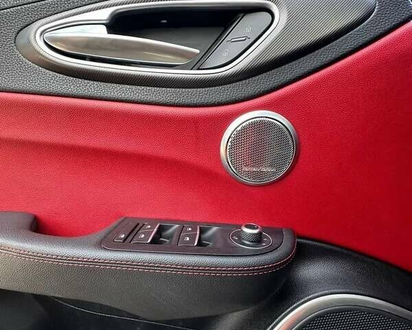 Черный Альфа Ромео Джулия, объемом двигателя 2 л и пробегом 45 тыс. км за 24000 $, фото 16 на Automoto.ua