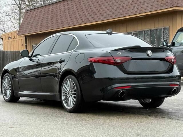 Чорний Альфа Ромео Джулія, об'ємом двигуна 2 л та пробігом 33 тис. км за 13400 $, фото 3 на Automoto.ua