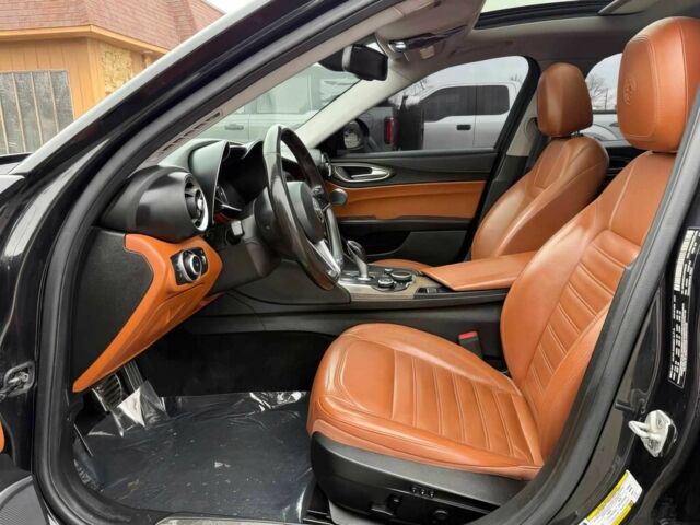 Чорний Альфа Ромео Джулія, об'ємом двигуна 2 л та пробігом 33 тис. км за 13400 $, фото 8 на Automoto.ua