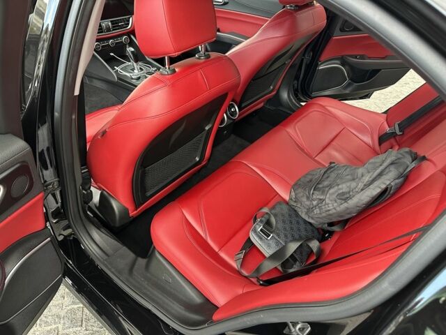 Чорний Альфа Ромео Джулія, об'ємом двигуна 2 л та пробігом 135 тис. км за 17000 $, фото 9 на Automoto.ua