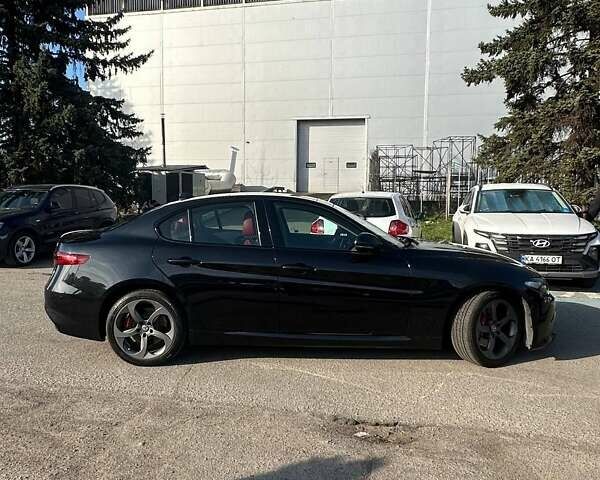 Черный Альфа Ромео Джулия, объемом двигателя 2 л и пробегом 45 тыс. км за 24000 $, фото 5 на Automoto.ua