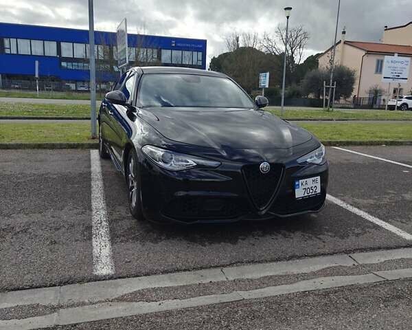 Черный Альфа Ромео Джулия, объемом двигателя 2 л и пробегом 79 тыс. км за 18412 $, фото 1 на Automoto.ua