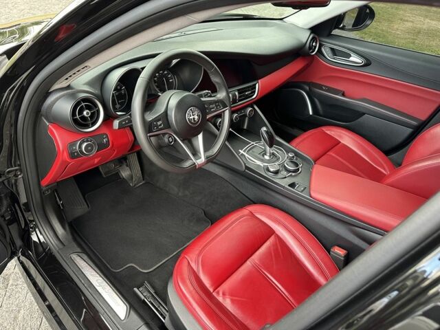 Чорний Альфа Ромео Джулія, об'ємом двигуна 2 л та пробігом 135 тис. км за 17000 $, фото 7 на Automoto.ua